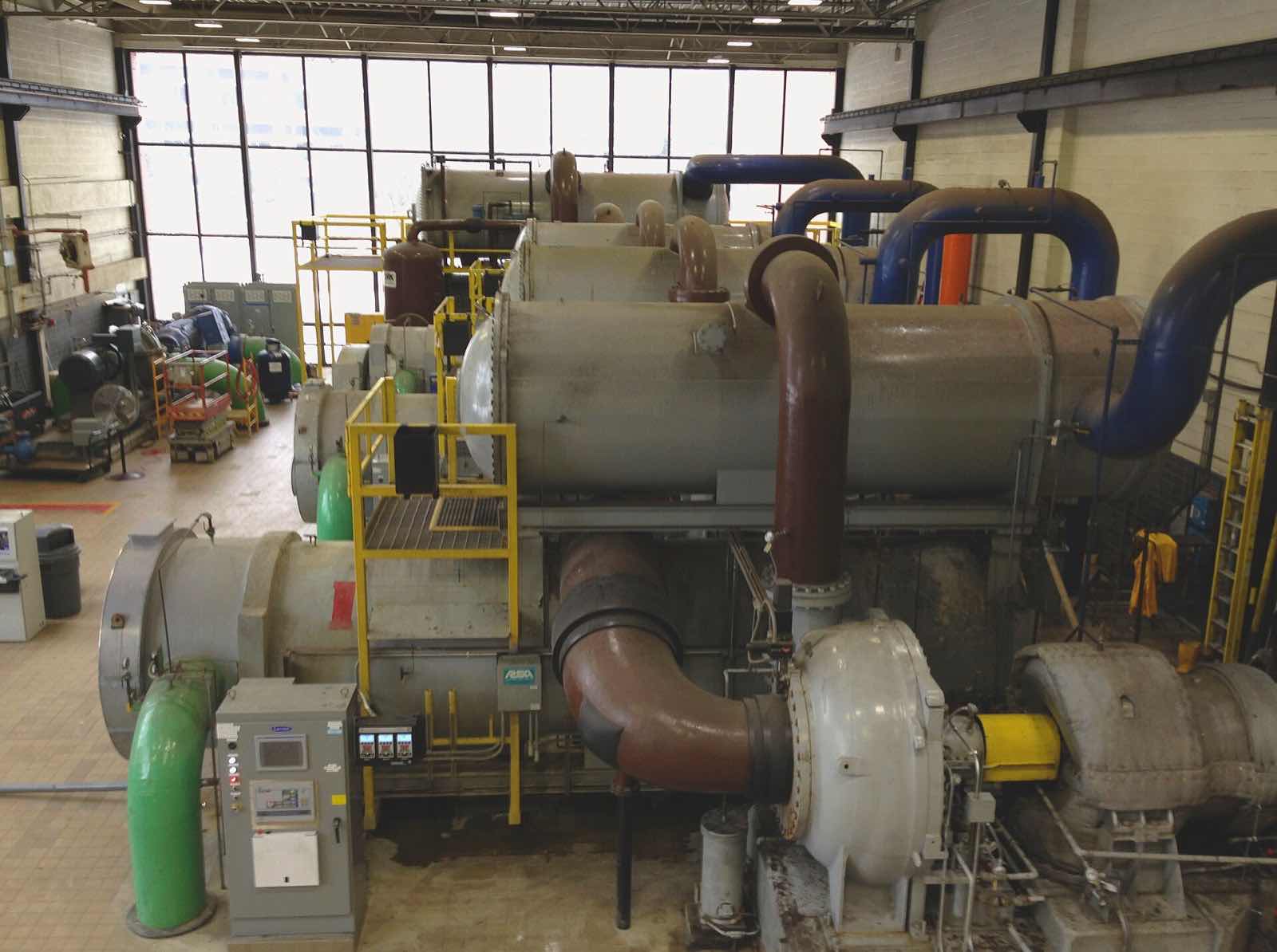 Installation frigorifique industrielle : compresseurs et tuyauteries en toiture